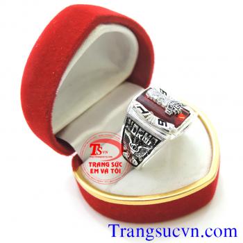Nhẫn mỹ cho nam Nhẫn mỹ dành cho nam được chế tác tinh tế với nhiều họa tiết hoa văn cùng chữ logo với chất liệu bạc thái 92,5 % Bạc nguyên chất. Sản phẩm được xi mạ một lớp keo màu đen làm điểm nhấn cho sản phẩm nhẫn mỹ là nét đặc trưng của nhẫn mỹ nam