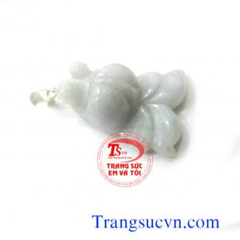 Mặt cá chỉ vàng cẩm thạch thạch thiên nhiên 100%, được chế tác trên chất liệu:  - Ngọc cẩm thạch thiên nhiên 100%  - Tổng trọng lượng sản phẩm: 12,55 g  Kích thước sản phẩm:  - Chiều dài: 32,50 mm  - Chiều rộng: 25,00 mm  - Chiều cao: 12,50 mm  - Móc được