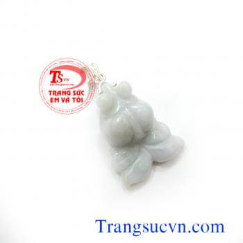 Mặt cá chỉ vàng cẩm thạch thạch thiên nhiên 100%, được chế tác trên chất liệu:  - Ngọc cẩm thạch thiên nhiên 100%  - Tổng trọng lượng sản phẩm: 12,55 g  Kích thước sản phẩm:  - Chiều dài: 32,50 mm  - Chiều rộng: 25,00 mm  - Chiều cao: 12,50 mm  - Móc được