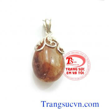 Mặt thạch anh tóc đẹp Thạch anh tóc mặt dây chuyền   Mặt thạch anh tóc thiên nhiên được chế tác trên chất liệu:  - Đá Thạch anh tóc thiên nhiên 100%  - Móc được làm bằng bạc ta  - Tổng trọng lượng sản phẩm: 13,68 g  - Chiều dài: 32,20 mm  - Chiều rộng: 22