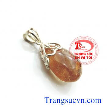 Mặt thạch anh tóc đẹp Thạch anh tóc mặt dây chuyền   Mặt thạch anh tóc thiên nhiên được chế tác trên chất liệu:  - Đá Thạch anh tóc thiên nhiên 100%  - Móc được làm bằng bạc ta  - Tổng trọng lượng sản phẩm: 13,68 g  - Chiều dài: 32,20 mm  - Chiều rộng: 22