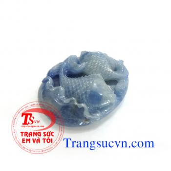 Tên sản phẩm: Cá chép song ngư  Tên đá quý: Sapphire thiên nhiên ( Có giấy kiểm định đá quý kèm theo sản phẩm)  Trọng lượng (Weight): 93,50 Carat   Kích thước đá (Size stone): 34,80 x 12,75 / 9,80 mm  - Chiều dài (length): 34,80 mm  - Chiều rộng (width):