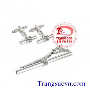 Bộ Kẹp caravat vàng tây trắng     Kẹp caravat vàng tây phù hợp quà tặng trong các dịp như:  Lễ, Tết, Sinh nhật, ngày kỷ niệm, làm quà tặng... Là món quà ý nghĩa và phù hợp với phái mạnh.   Kẹp Caravat vàng tây qua từng nét sắc sảo, kiểu dáng đa dạng, tạo 