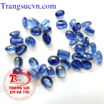 Kyanit là khoáng vật silicat màu xanh đặc trưng xuất hiện phổ biến trong các pecmatit hoặc đá trầm tích bị biến chất giàu nhôm. Kyanit trong các đá biến chất thường là dấu hiệu chỉ quá trình biến chất chịu áp suất trên 4 kilobar