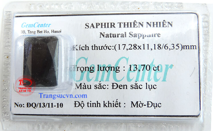 Đá Saphire chữ nhật    Loại sản phẩm: Đá Saphia thiên nhiên  Thương hiệu: Trang Sức Em Và Tôi  Tên đá quý: Saphir thiên nhiên ( Natural Sapphire)  Màu sắc (Color): Đen sắc lục  Trọng lượng: 13,70 ct  Kích thước: 17,28 x 11,18 / 6,35 mm  Độ tinh khiết (Cla