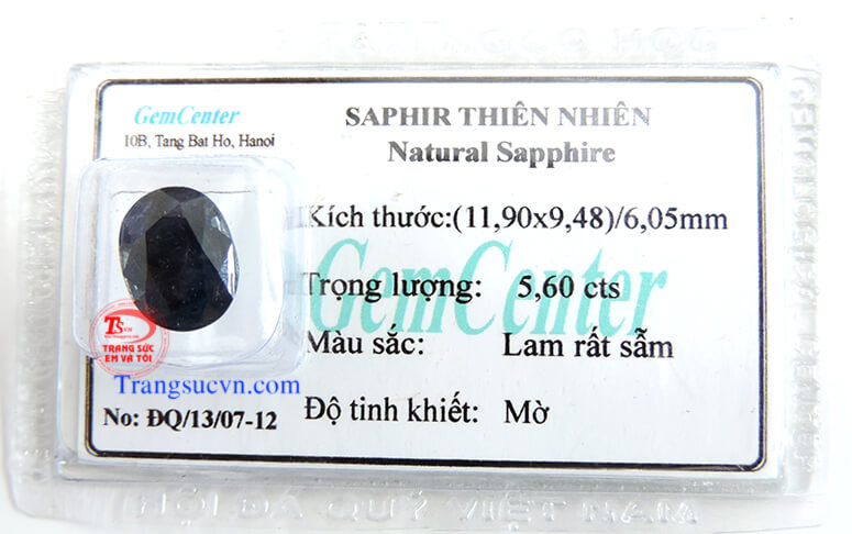 Đá Saphia tự nhiên   Loại sản phẩm: Đá Saphia thiên nhiên  Thương hiệu: Trang Sức Em Và Tôi  Tên đá quý: Saphir thiên nhiên ( Natural Sapphire)  Màu sắc (Color): Đen sắc lục  Trọng lượng: 13,70 ct  Kích thước: 17,28 x 11,18 / 6,35 mm  Độ tinh khiết (Clari