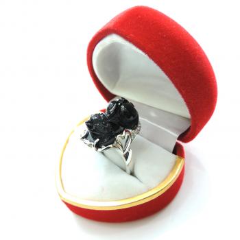 Nhẫn nữ tỳ hưu đá màu đen 