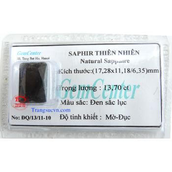 Đá Saphire chữ nhật    Loại sản phẩm: Đá Saphia thiên nhiên  Thương hiệu: Trang Sức Em Và Tôi  Tên đá quý: Saphir thiên nhiên ( Natural Sapphire)  Màu sắc (Color): Đen sắc lục  Trọng lượng: 13,70 ct  Kích thước: 17,28 x 11,18 / 6,35 mm  Độ tinh khiết (Cla