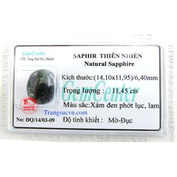 Đá Saphir thiên nhiên   Loại sản phẩm: Đá Saphia thiên nhiên  Thương hiệu: Trang Sức Em Và Tôi  Tên đá quý: Saphir thiên nhiên ( Natural Sapphire)  Màu sắc (Color): Xám đen phớt lục, lam  Trọng lượng: 11,45 ct  Kích thước: 14,10 x 11,95/6,40 mm  Độ tinh k