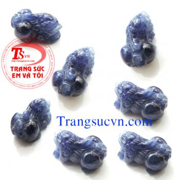 Loại sản phẩm: Đá quý saphir chạm khắc tỳ hưu  Tên đá quý: Đá Saphir thiên nhiên  Trọng lượng đá: 18,20 Ct  Kích thước: 19,50 x 12,00 / 8,00 mm  Màu sắc: Lam - lam nhạt - phớt vàng  Độ tinh khiết: Đục  Chất lượng chế tác: Tốt  Nguồn gốc thành tạo: Thiên n