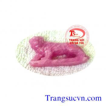 Con Hổ Đá Quý Ruby   Kiểu chế tác: Con hổ chạm khắc  Tên đá quý: Ruby thiên nhiên ( Natural Ruby)  Trọng lượng đá: 65,00 Ct  Kích thước đá quý: 40,00 x 10,00 / 15,00 mm  Chiều dài: 40,00 mm  Chiều rộng: 10,00 mm  Chiều cao: 15,00 mm  Màu sắc (Color):  Đỏ 