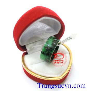 Nhẫn ngọc cẩm thạch thiên nhiên   Nhẫn ngọc đẹp được làm từ ngọc cẩm thạch thiên nhiên xuất xứ: Myanma hàng nhập khẩu đá về việt nam chế tác.  Nhẫn phù hợp đeo ngón cái, ngón giữa, ngón nhẫn, cả nam và nữ đều đeo được.  Đặt biệt ngọc cẩm thạch không phân 