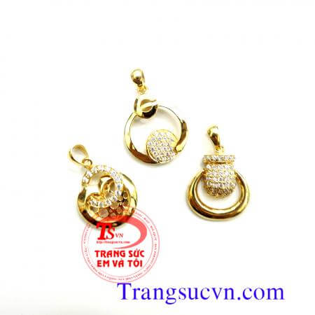 Mặt dây vàng 10k đẹp  Loại sản phẩm: Mặt dây chữ C vàng tây 10k  Thương hiệu: Trang Sức Em Và Tôi  Loại vàng: Vàng tây 10k (41,6%au)  Trọng lượng vàng: 0,475 chỉ  Đính đá: Trắng Cz  Chiều dài: 19,50 mm ( không tinh móc)  Chiều rộng: 15,00 mm  Chiều cao: 3