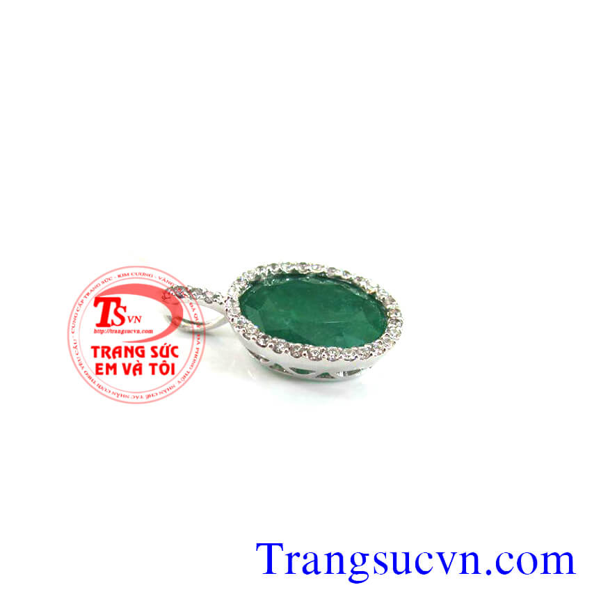 Mặt dây đá quý Emerald vàng 18k trắng sẽ khiến cho người đeo thêm phần nổi bật, sang trọng. 