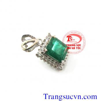 Mặt Emerald vuông đính kim cương được chế tác tinh xảo, bắt mắt. Mặt Emerald vuông đính kim cương làm nổi bật vẻ quý phái, quyền quý cho người đeo.