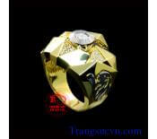 Với chiếc nhẫn nam đeo ngón giữa cho nam sẽ làm tôn lên bàn tay bạn khi bạn dùng điện thoại Nhẫn vàng tây nam to