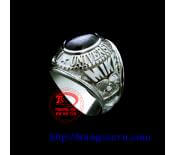 Nhẫn mỹ vàng trắng với nhiều họa tiết và chữ trên thân nhẫn mang lại vẻ cầu kỳ, cùng gắn đá Saphir thiên nhiên,mang đến sự sang trọng và đẳng cấp