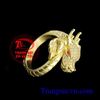 Với kiểu chế tác chiếc Nhẫn nam con rồng vàng tây 18k găn kim cương và ruby hình con rồng nổi quấn quanh ngón tay làm tôn lên chiếc nhẫn nam đẹp