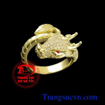 Với kiểu chế tác chiếc Nhẫn nam con rồng vàng tây 18k găn kim cương và ruby hình con rồng nổi quấn quanh ngón tay làm tôn lên chiếc nhẫn nam đẹp