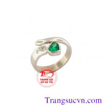 Loại sản phẩm: Nhẫn nữ vàng tây gắn đá quý tự nhiên  Thương hiệu: Trang Sức Em Và Tôi  Loại vàng: Vàng tây 14k (58,5%Au)  - Trọng lượng vàng: 1,25 chỉ  - Màu sắc vàng: Trắng  Loại đá quý: Emerald thiên nhiên  - Số lượng viên: 03 viên  - Màu sắc đá quý: Lụ