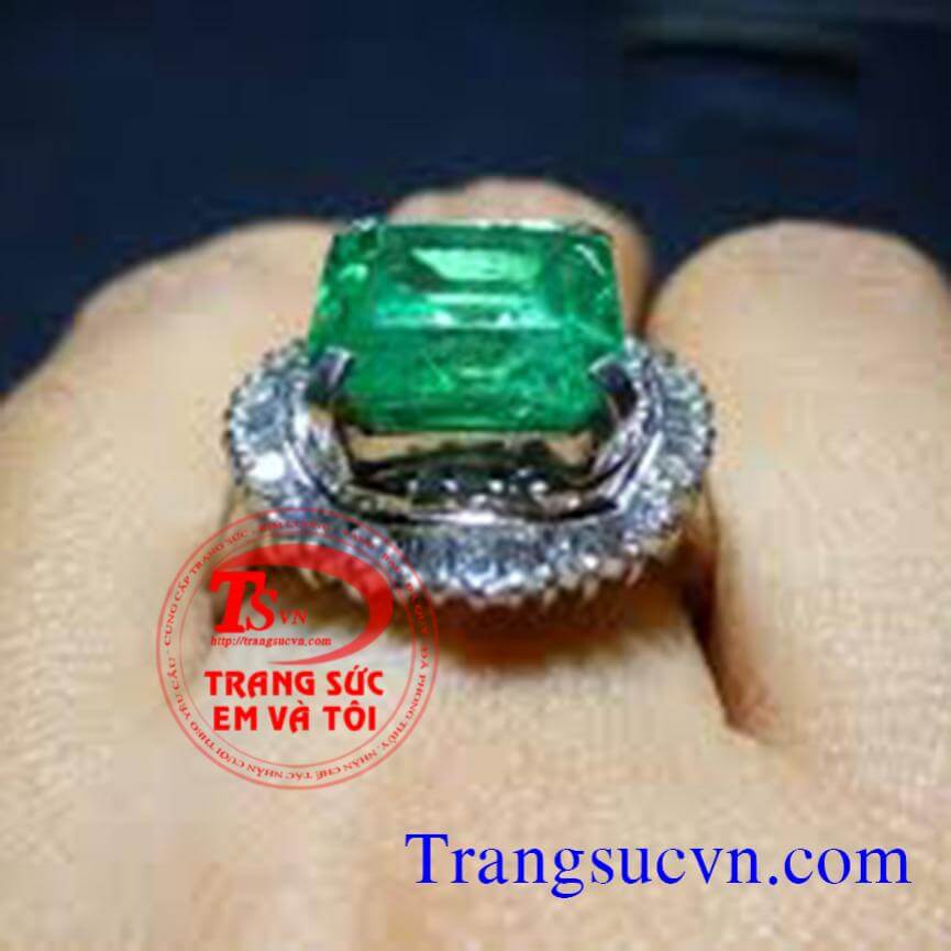 Nhẫn nữ gắn đá ngọc lục bảo thiên nhiên