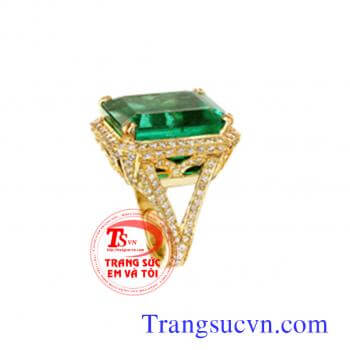 Nhẫn vàng gắn đá Emerald