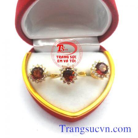 Bộ trang sức Granet được thiết kế sang trọng, lộng lẫy từ đá granet thiên nhiên. Bộ trang sức Granet tôn lên vẻ quyền quý, thanh lịch cho người đeo.