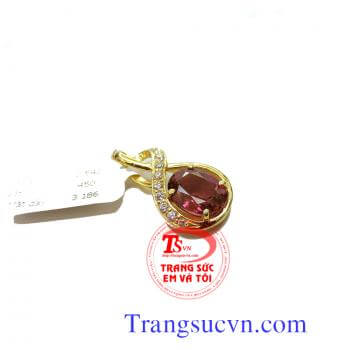 Mặt dây đá granet thiên nhiên được chế tác tinh tế, đường nét tinh xảo từ đá granet thiên nhiên chất lượng. Mặt dây đá granat thiên nhiên là món quà ý nghĩa dành tặng cho người đặc biệt vào những dịp lễ.