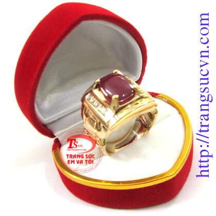 Nhẫn nam ruby được chế tác bằng vàng 18k , vàng màu có gắn 1 viên đá quý ruby thiên nhiên (nguồn gốc thiên nhiên)