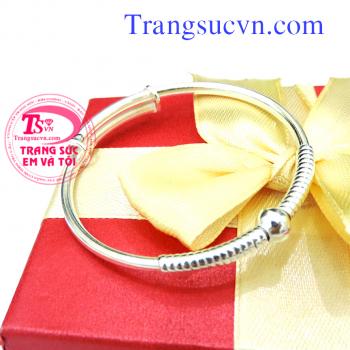 Lắc trẻ em bạc xoắn xinh, Thông tin về giá lắc bạc cho trẻ em và Giá trên từng chiếc lắc tay có chuông hay lắc trơn,có nhiều kích cỡ cho bạn lựa chọn, bạc ta 999