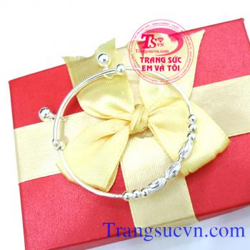 Lắc trẻ bé gái