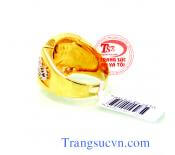 Nhẫn vàng tây 10k được chế tác đẹp gắn đá kim cương nhân tạo phù hợp cho nam đeo ngón trỏ và ngón nhẫn.