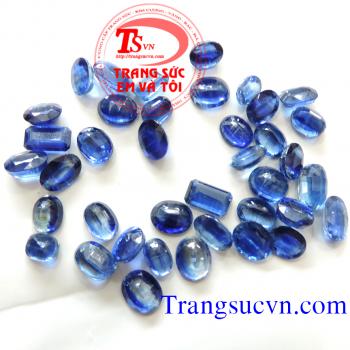 Kyanit  Thông tin chung Thể loại	Khoáng vật Công thức hóa học	Al2SiO5 (nhôm silicat) Màu	Xanh; lục, trắng, xám, đen Dạng thường tinh thể	Trụ, sợi; tấm Hệ tinh thể	Ba phương Cát khai	Hoàn toàn theo [100], không hoàn toàn theo [010] Vết vỡ	Giòn Độ cứng Mohs