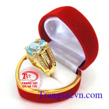 Nhẫn nam Topaz đẹp vàng với đường nét kết đá trắng làm cho chiếc nhẫn sang trọng trên tay gọn với viên đá Topaz xanh nước biển