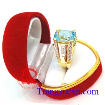 Nhẫn nam Topaz đẹp vàng với đường nét kết đá trắng làm cho chiếc nhẫn sang trọng trên tay gọn với viên đá Topaz xanh nước biển