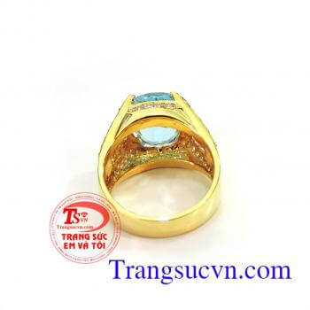 Nhẫn nam Topaz đẹp vàng với đường nét kết đá trắng làm cho chiếc nhẫn sang trọng trên tay gọn với viên đá Topaz xanh nước biển