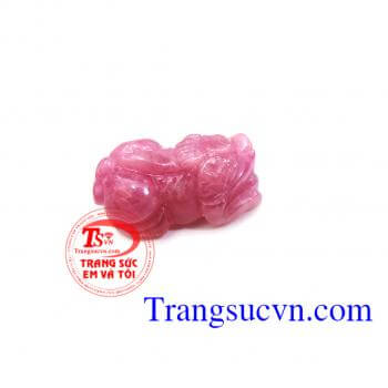 Tỳ hưu hồng ngọc Ruby được biết là loại đá có giá trị cao, tỳ hưu ruby hồng tím tương ứng với các loại tỳ hưu ruby, tỳ hưu ngọc bích đỏ Tỳ hưu hồng ngọc