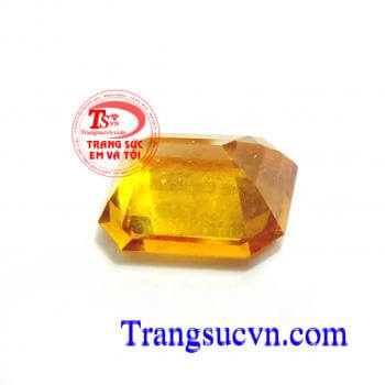 Sapphire vàng chữ nhật 3,65Ct Loại đá quý: Sapphire Vàng thiên nhiên Số lượng: 01 Viên Kích thước: 10.00 x 7.90 / 4.50 mm Trọng lượng: 3,65 Carat Màu sắc: Vàng da cam