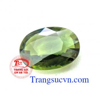 Sapphire chuối trong suốt Loại đá quý: Sapphire Chuối thiên nhiên Số lượng: 01 Viên Kích thước: 13.50 x 9.70 / 3.80 mm Trọng lượng: 4.60 Carat Màu sắc: Lục - Lục phớt vàng Độ tinh khiết: Trong suốt