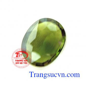 Sapphire chuối trong suốt Loại đá quý: Sapphire Chuối thiên nhiên Số lượng: 01 Viên Kích thước: 13.50 x 9.70 / 3.80 mm Trọng lượng: 4.60 Carat Màu sắc: Lục - Lục phớt vàng Độ tinh khiết: Trong suốt
