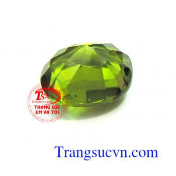 Peridot thiên nhiên 10ct Loại đá quý: Peridot thiên nhiên Số lượng: 01 Viên Kích thước: 14.00 x 12.00 / 7.70mm Trọng lượng: 10 Carat Màu sắc: Lục phớt vàng Độ tinh khiết: Trong suốt Kiểu chế tác: Oval/ Facet Chất lượng chế tác: Tốt