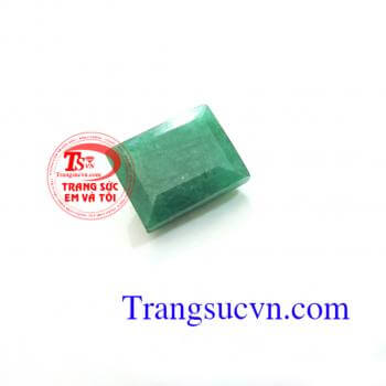 Đá Emerald chữ nhật  Ngọc lục bảo là lá bùa hộ mệnh cho những ai mệnh Mộc, mệnh Hỏa; những người có ngày sinh nằm trong cung Bảo Bình (21/1-19/2), Song Ngư (20/2-20/3), Kim Ngưu (21/4-21/5), cho những ai sinh vào tháng 5, cho gia chủ tuổi Mùi trong bộ 12 