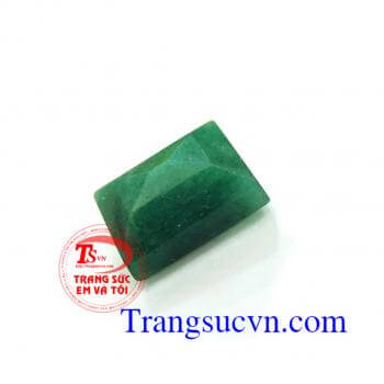 Đá Emerald chữ nhật  Ngọc lục bảo là lá bùa hộ mệnh cho những ai mệnh Mộc, mệnh Hỏa; những người có ngày sinh nằm trong cung Bảo Bình (21/1-19/2), Song Ngư (20/2-20/3), Kim Ngưu (21/4-21/5), cho những ai sinh vào tháng 5, cho gia chủ tuổi Mùi trong bộ 12 