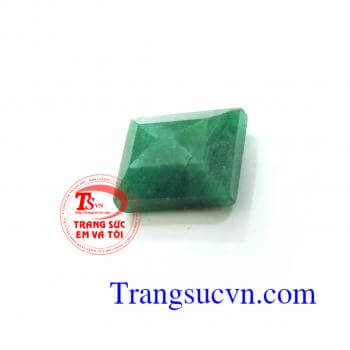 Đá Emerald chữ nhật  Ngọc lục bảo là lá bùa hộ mệnh cho những ai mệnh Mộc, mệnh Hỏa; những người có ngày sinh nằm trong cung Bảo Bình (21/1-19/2), Song Ngư (20/2-20/3), Kim Ngưu (21/4-21/5), cho những ai sinh vào tháng 5, cho gia chủ tuổi Mùi trong bộ 12 