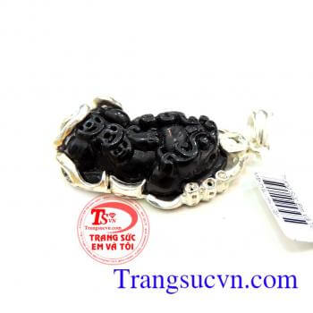 Tỳ hưu đá đen bọc bạc Loại đá: Obsidian thiên nhiên Số lượng: 01 chiếc Kích thước mặt: (không tính móc) - Chiều cao: 3.9 cm - Chiều rộng: 2.3 cm Chiều dày: 11 mm Màu sắc: Màu đen + trắng bạc Tổng trọng lượng: 42.10 g kiểu chế tác:Tỳ hưu đá đen bọc bạc thi
