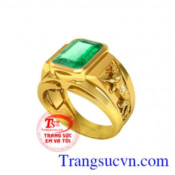 Nhẫn nam Tuổi dần Mệnh Hỏa Loại sản phẩm: Nhẫn Nam Emerald Thương hiệu: Trang Sức Em Và Tôi Kiểu chế tác: Nhẫn nam Tuổi dần Mệnh Hỏa vàng 18k gắn đá quý Emerald thiên nhiên Size ( đường kính): 18 mm Loại vàng: Vàng 18k (75%Au) - Trọng lượng vàng: 5.9 chỉ 