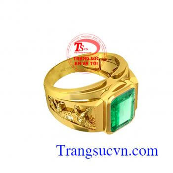Nhẫn nam Tuổi dần Mệnh Hỏa Loại sản phẩm: Nhẫn Nam Emerald Thương hiệu: Trang Sức Em Và Tôi Kiểu chế tác: Nhẫn nam Tuổi dần Mệnh Hỏa vàng 18k gắn đá quý Emerald thiên nhiên Size ( đường kính): 18 mm Loại vàng: Vàng 18k (75%Au) - Trọng lượng vàng: 5.9 chỉ 