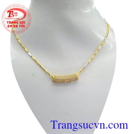 Bộ dây chuyền vàng mặt hàng hiệu là mặt dây chuyền nữ vàng tây, mặt dây tinh tế, kiểu dáng đẹp, mang đến cho người đeo vẻ đẹp thời trang kết hợp dây chuyền vàng kiểu đẹp