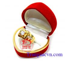 Nhẫn kim nhân tạo giá rẻ nhan nam đẹp, nhẫn nam vàng tây dành cho nam sang trọng và đẳng cấp phái mạnh mang lại quyền lực chiếc nhẫn và may mắn,hợp thời trang,chất lượng đảm bảo, Uy tín với đánh gia của khách hàng tốt và ưa chuộng sản phẫn nhẫn nam đẹp