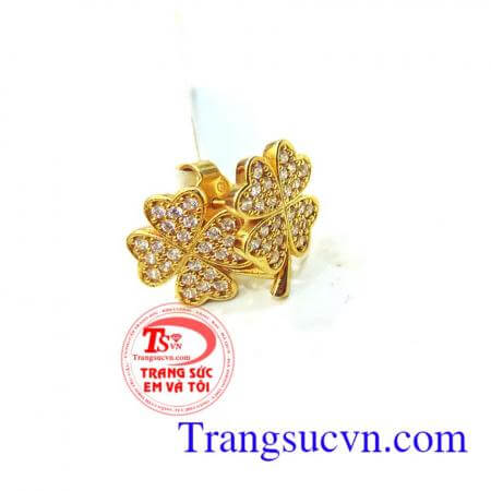 Hoa tai cỏ bốn lá